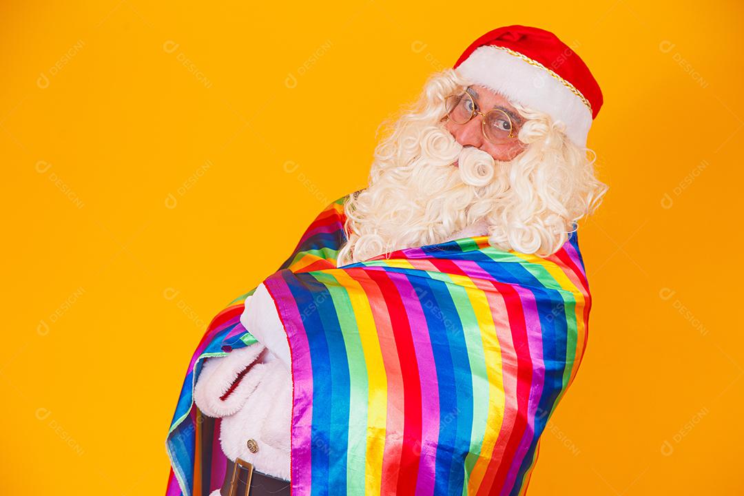 Gay Papai Noel segurando a bandeira LGBT. Conceito de Orgulho Gay de Natal