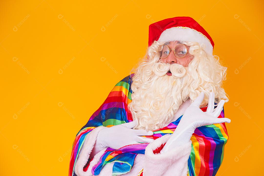 Gay Papai Noel segurando a bandeira LGBT. Conceito de Orgulho Gay de Natal