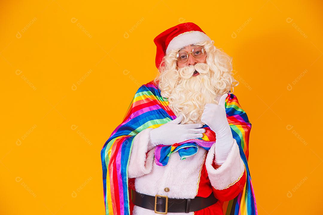 Gay Papai Noel segurando a bandeira LGBT. Conceito de Orgulho Gay de Natal