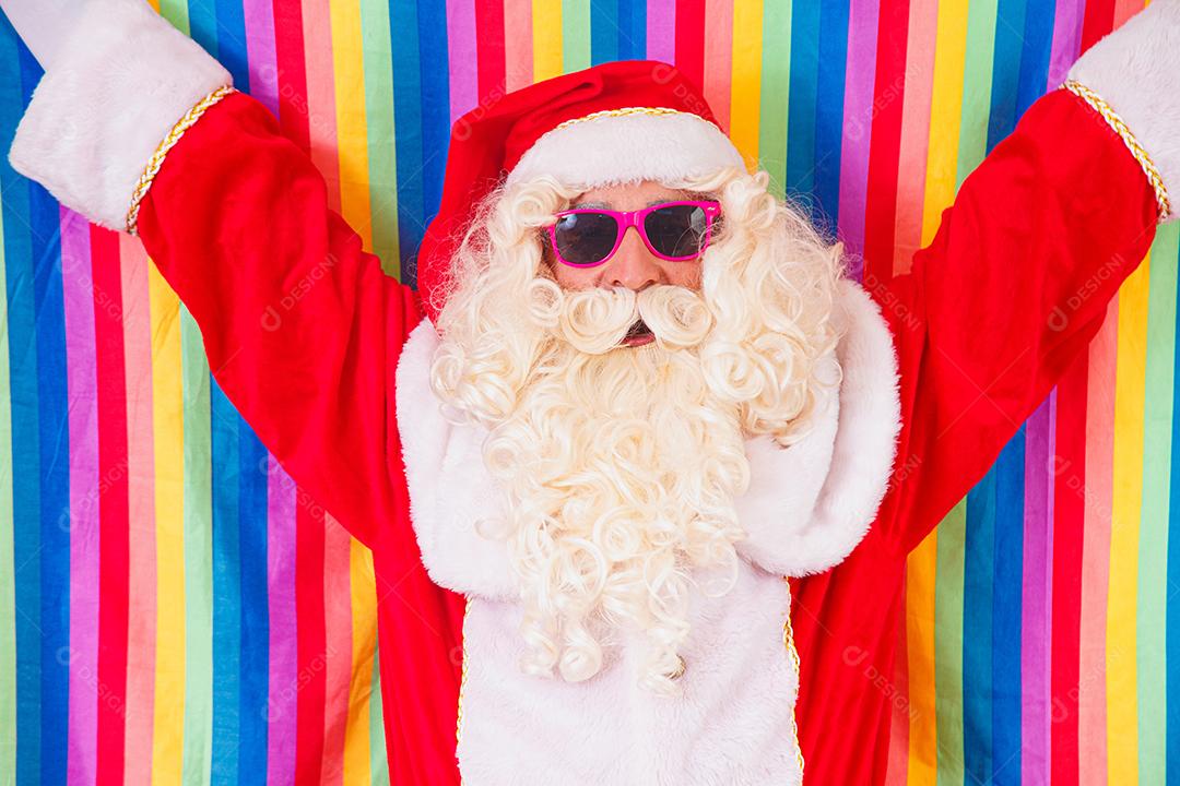 Gay Papai Noel segurando a bandeira LGBT. Conceito de Orgulho Gay de Natal