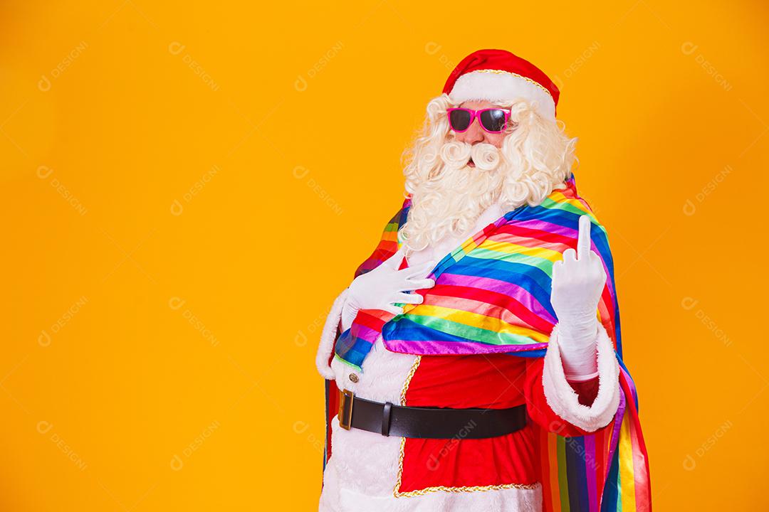 Gay Papai Noel segurando a bandeira LGBT. Conceito de Orgulho Gay de Natal