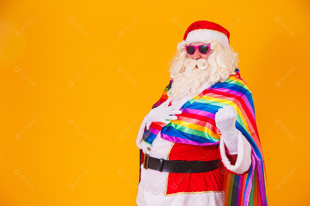 Gay Papai Noel segurando a bandeira LGBT. Conceito de Orgulho Gay de Natal