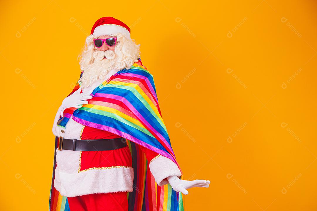 Gay Papai Noel segurando a bandeira LGBT. Conceito de Orgulho Gay de Natal