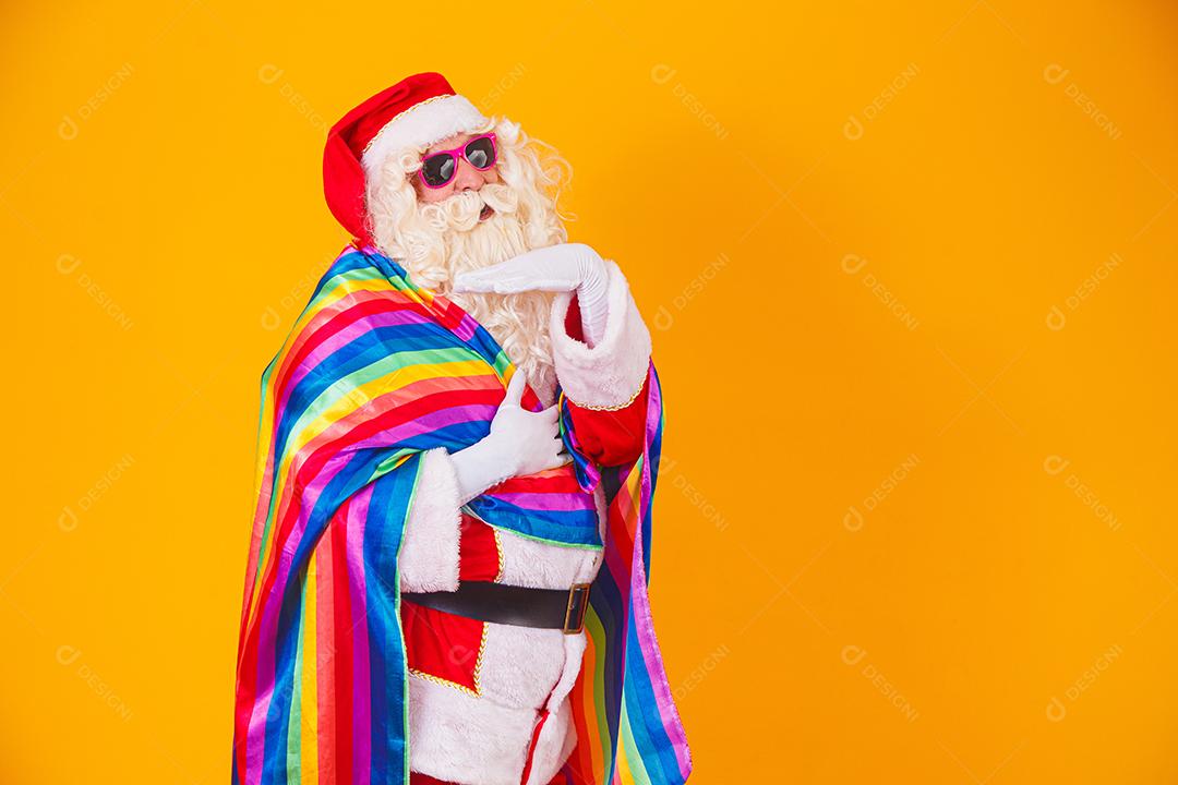 Gay Papai Noel segurando a bandeira LGBT. Conceito de Orgulho Gay de Natal