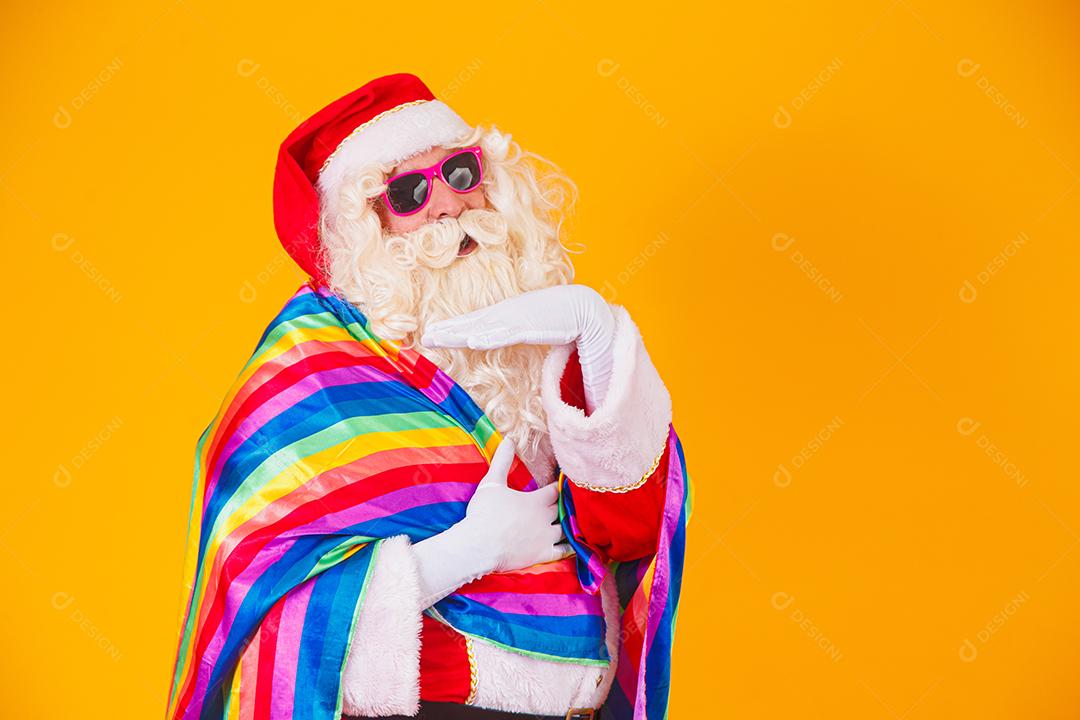 Gay Papai Noel segurando a bandeira LGBT. Conceito de Orgulho Gay de Natal