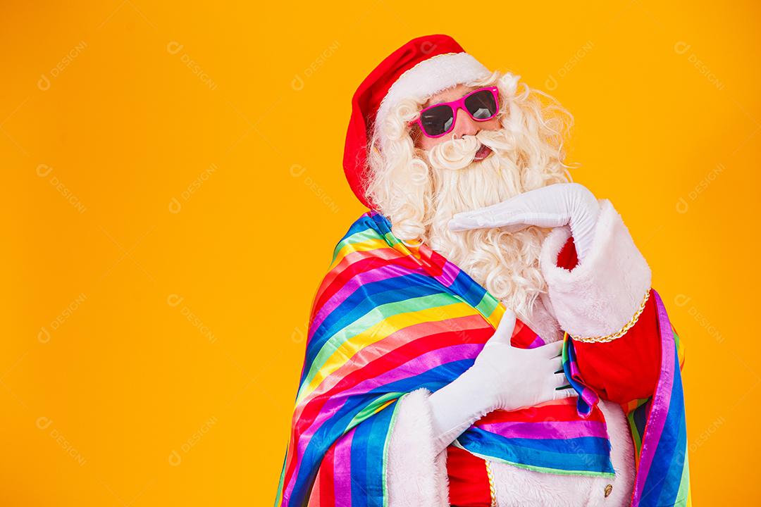 Gay Papai Noel segurando a bandeira LGBT. Conceito de Orgulho Gay de Natal