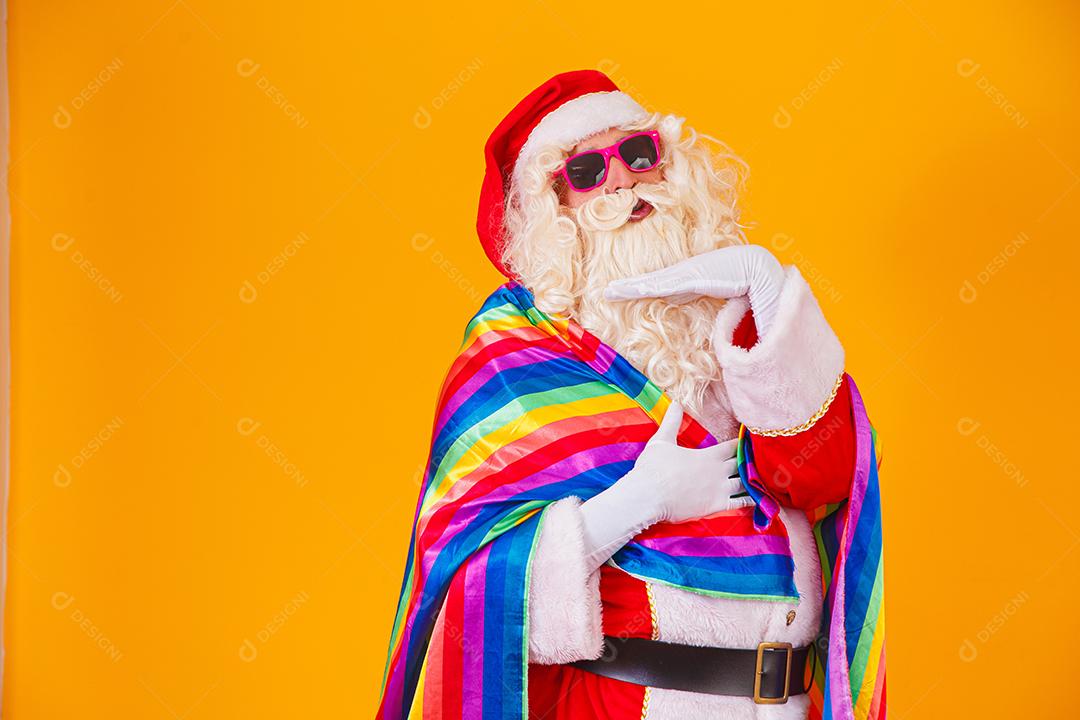 Gay Papai Noel segurando a bandeira LGBT. Conceito de Orgulho Gay de Natal