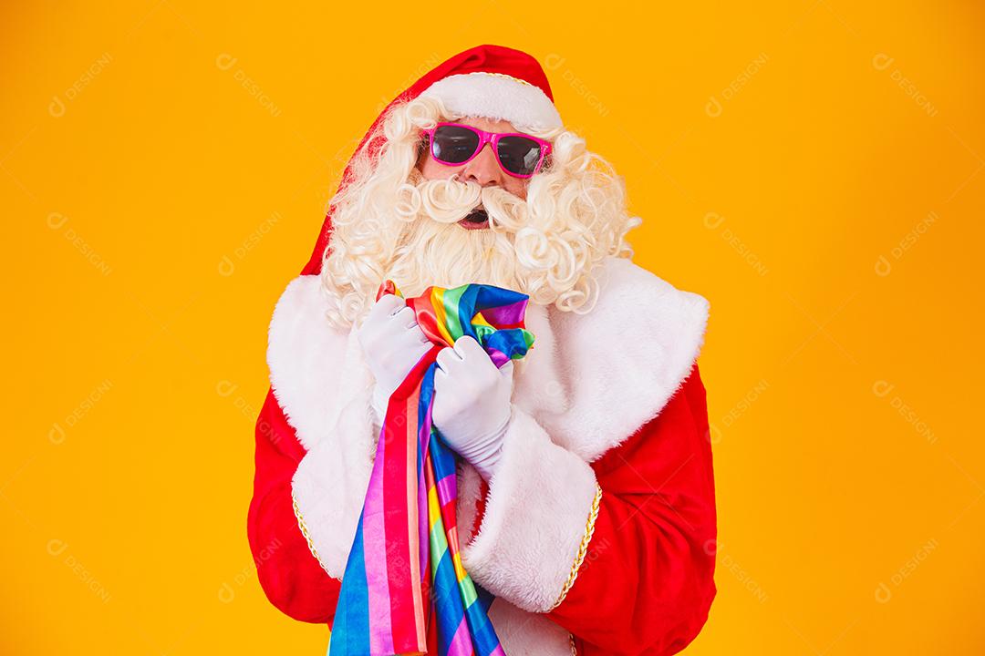 Gay Papai Noel segurando a bandeira LGBT. Conceito de Orgulho Gay de Natal