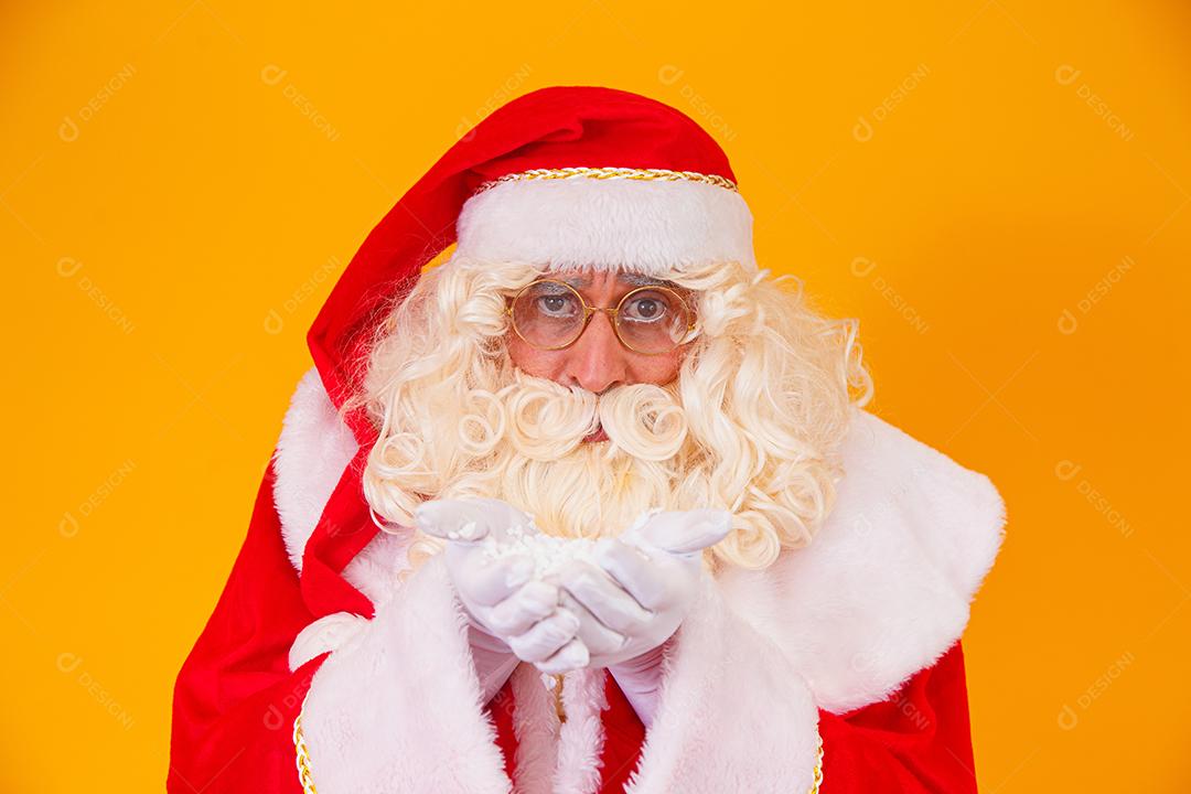 Feliz Natal e Boas Festas! Papai Noel sopra neve.