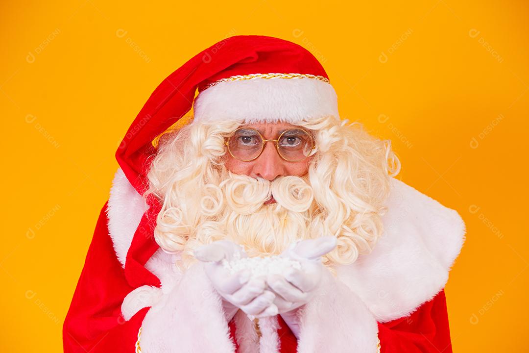 Feliz Natal e Boas Festas! Papai Noel sopra neve.