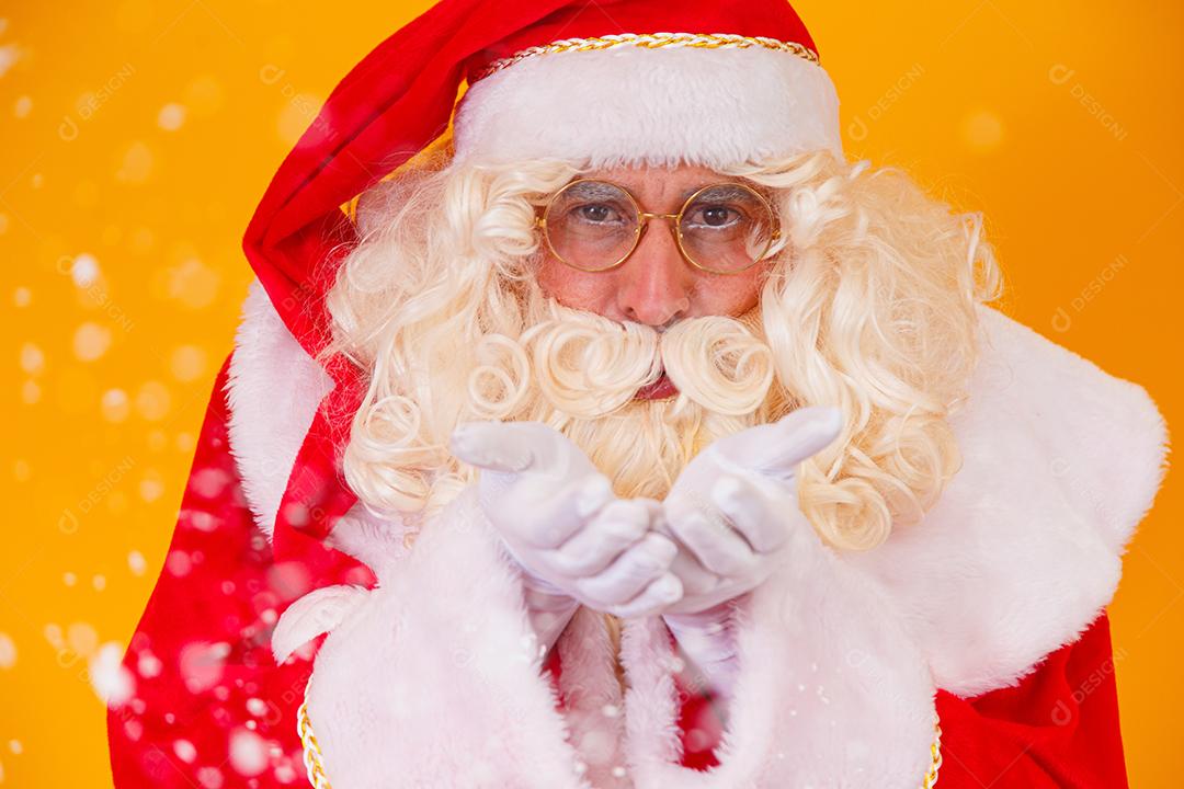 Feliz Natal e Boas Festas! Papai Noel sopra neve.