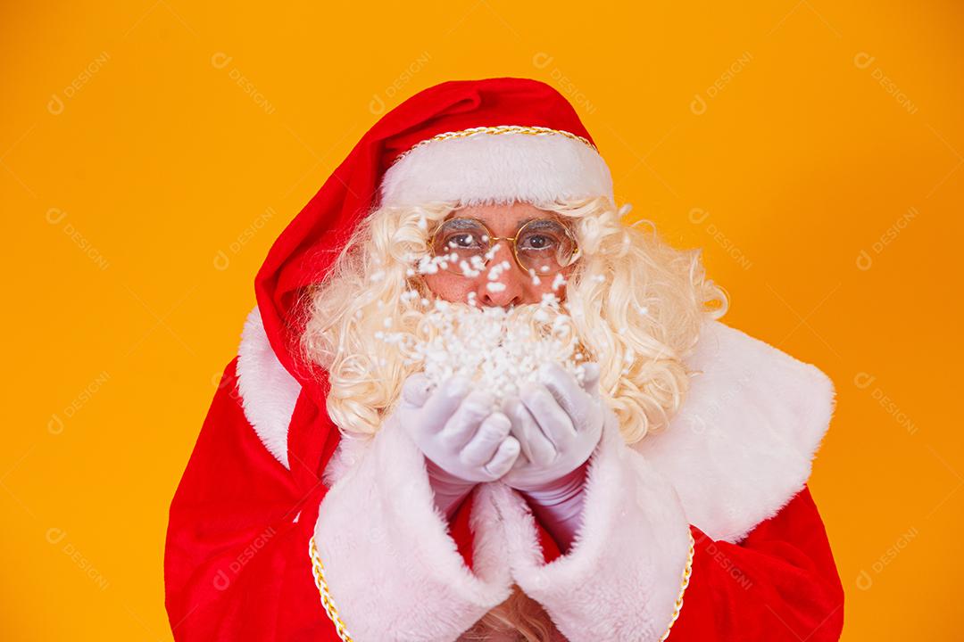 Feliz Natal e Boas Festas! Papai Noel sopra neve.