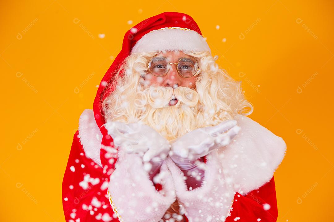 Feliz Natal e Boas Festas! Papai Noel sopra neve.