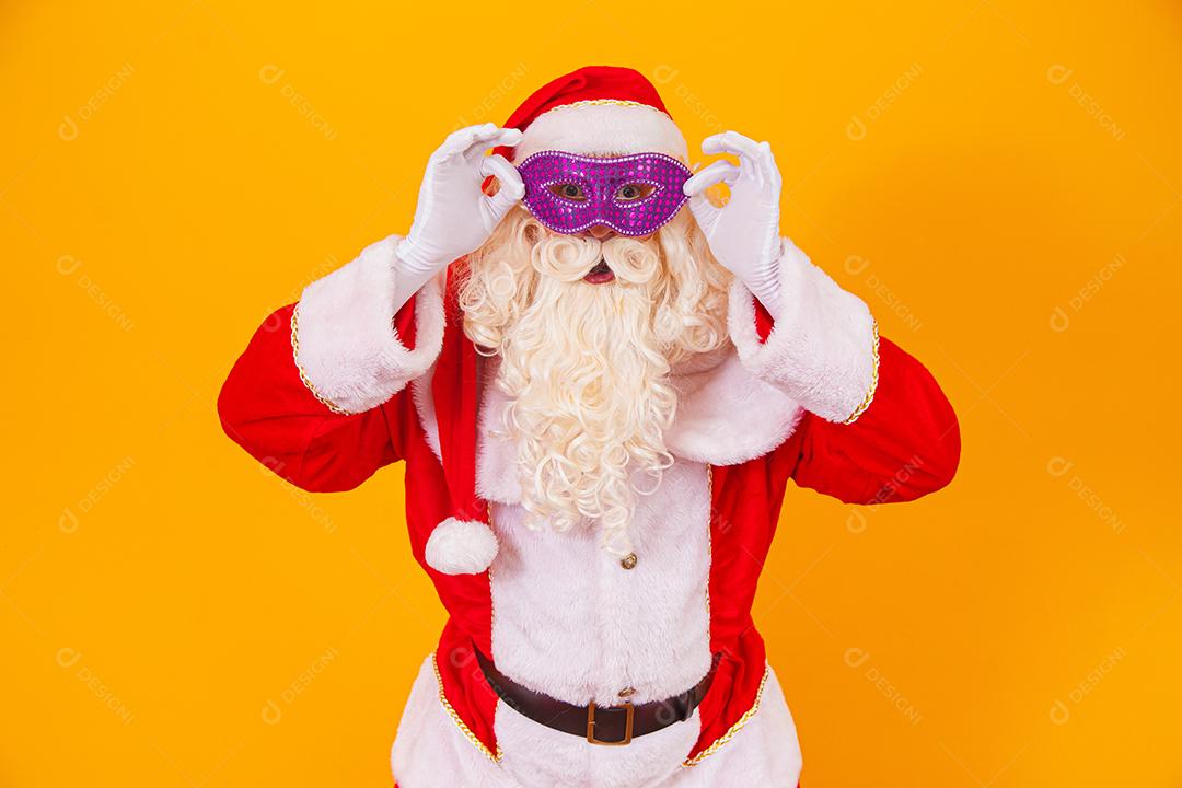 Lindo papai noel vestido para a noite de carnaval.