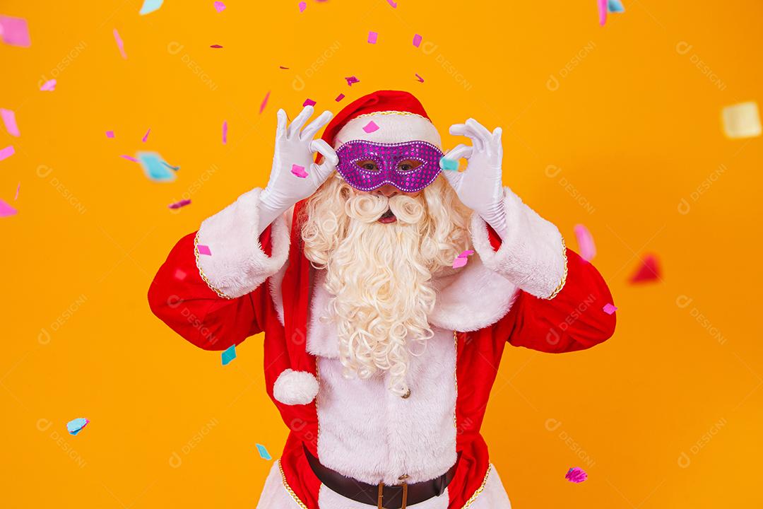 Lindo papai noel vestido para a noite de carnaval.