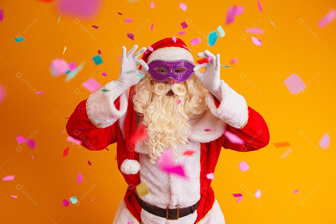 Lindo papai noel vestido para a noite de carnaval.