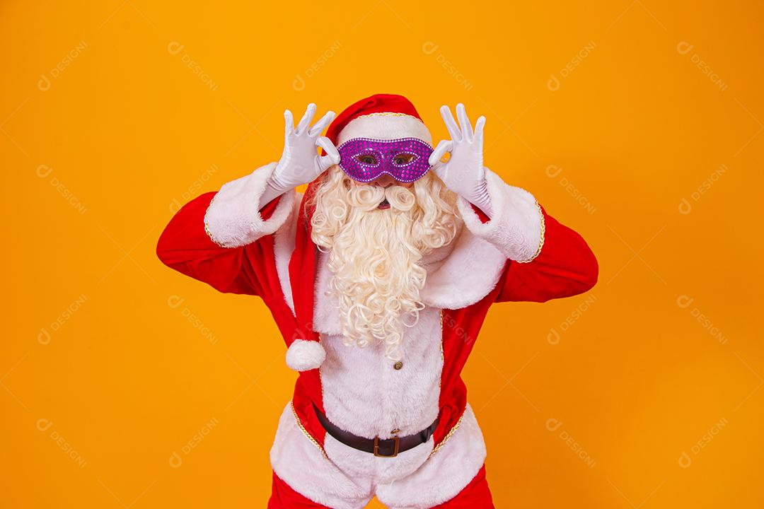 Lindo papai noel vestido para a noite de carnaval.
