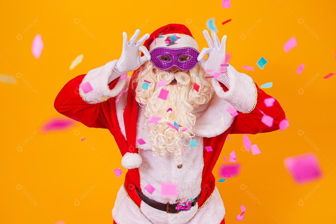 Lindo papai noel vestido para a noite de carnaval.
