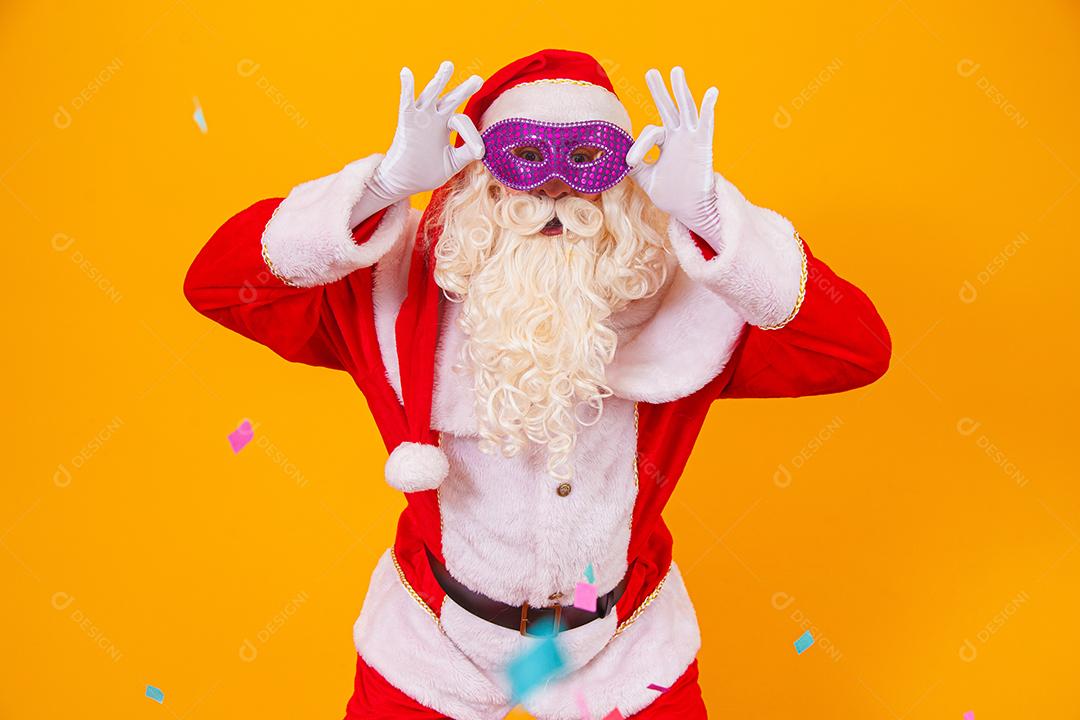 Lindo papai noel vestido para a noite de carnaval.