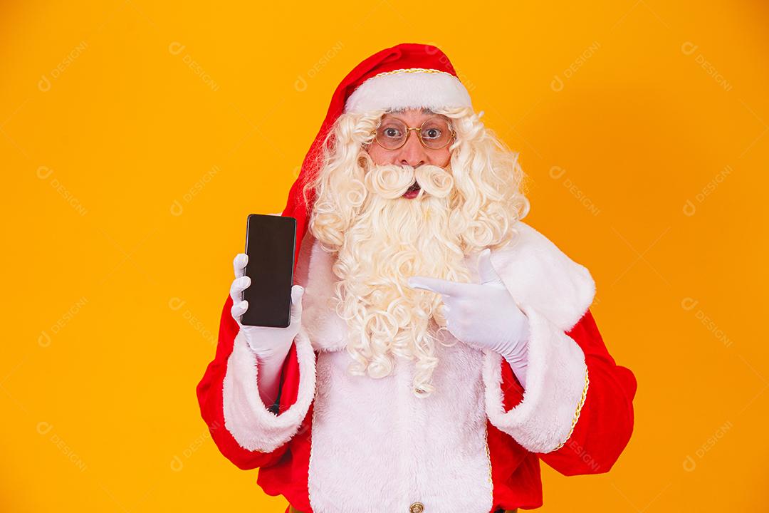 Papai Noel segurando um smartphone nas mãos
