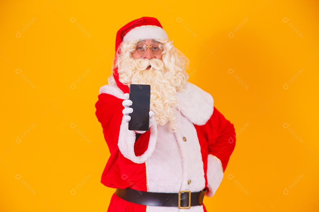 Papai Noel segurando um smartphone nas mãos