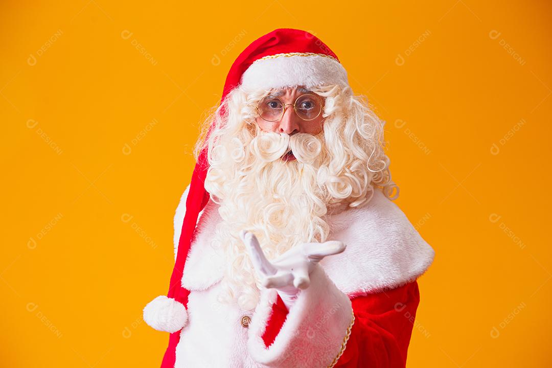 Papai Noel em fundo amarelo.