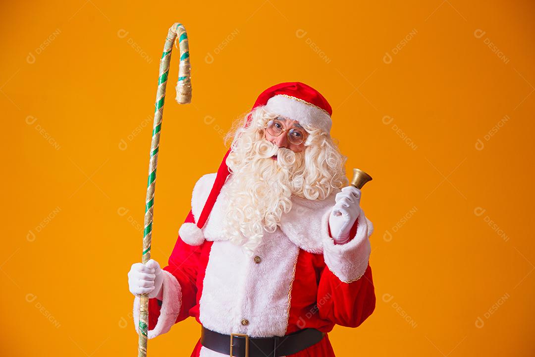 Papai Noel com sino em fundo amarelo. lindo papai noel