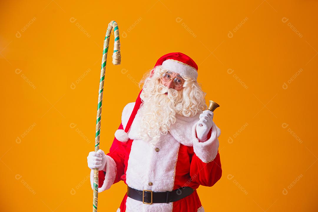 Papai Noel com sino em fundo amarelo. lindo papai noel