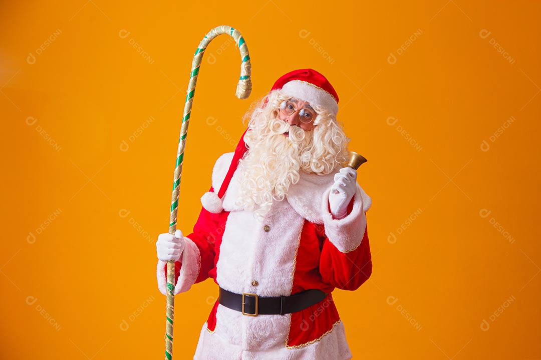 Papai Noel com sino em fundo amarelo. lindo papai noel