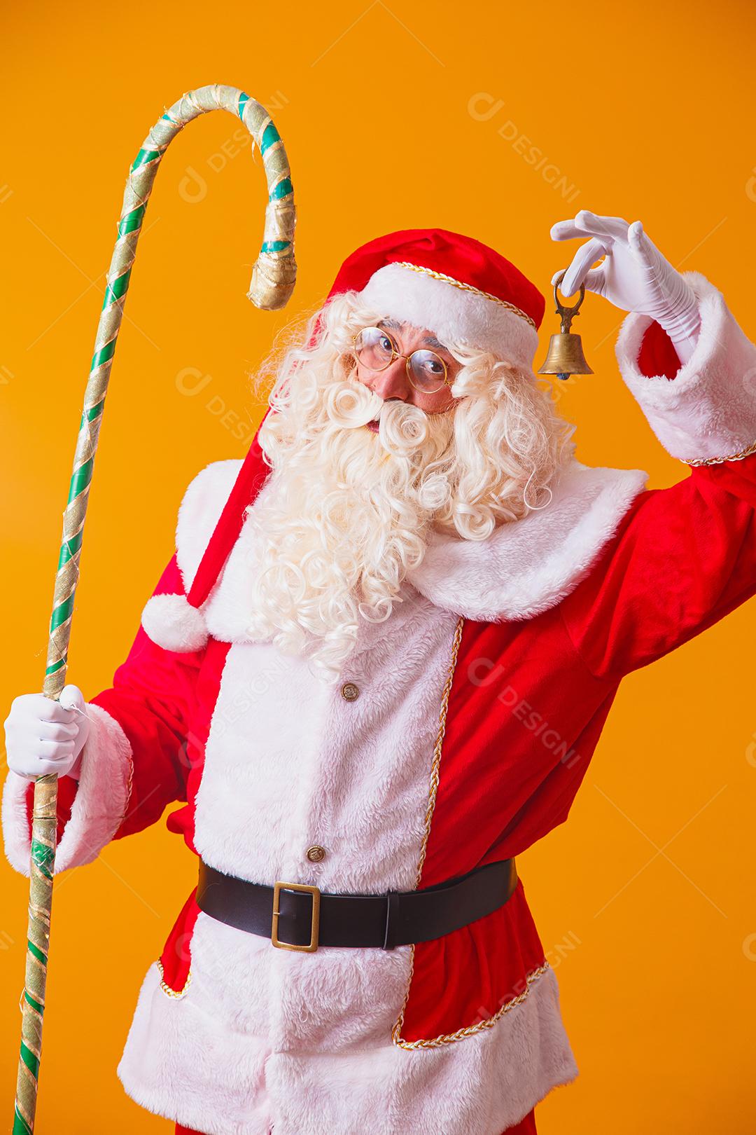 Papai Noel com sino em fundo amarelo. lindo papai noel