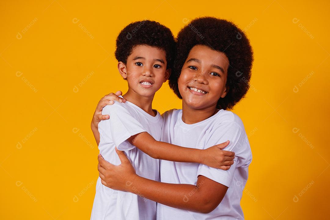 irmãos afro em fundo amarelo. dia do irmão