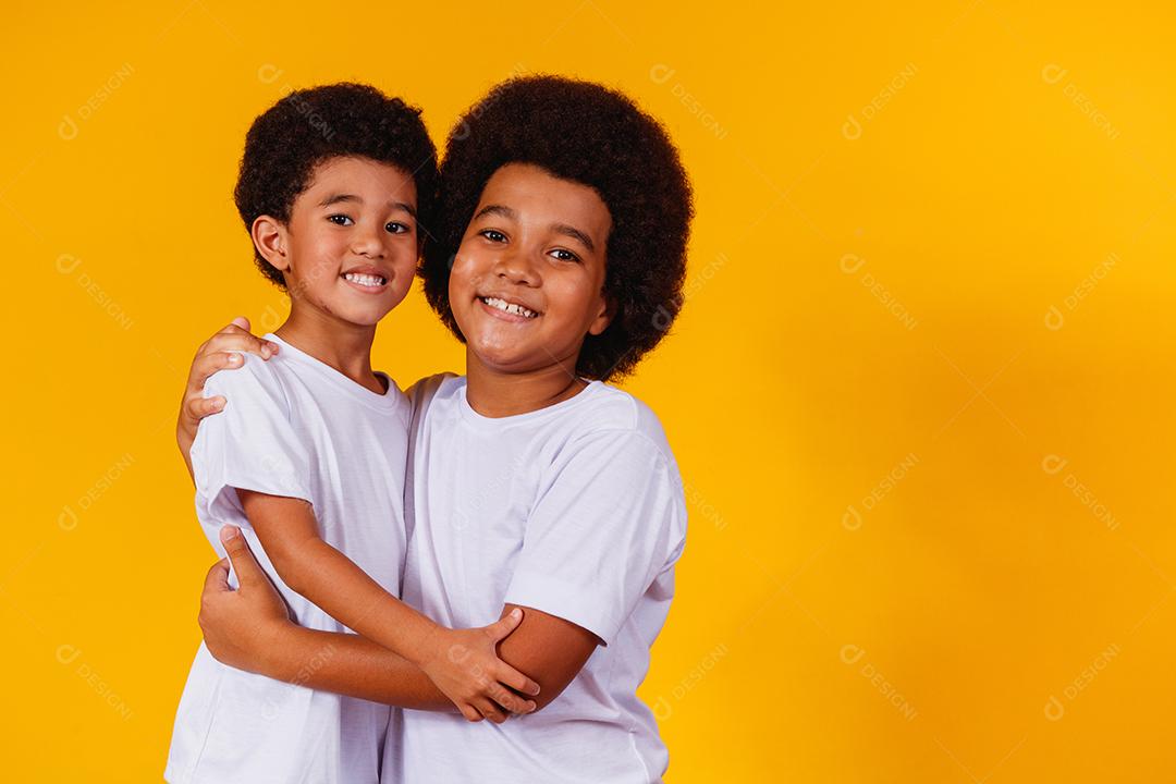 irmãos afro em fundo amarelo. dia do irmão