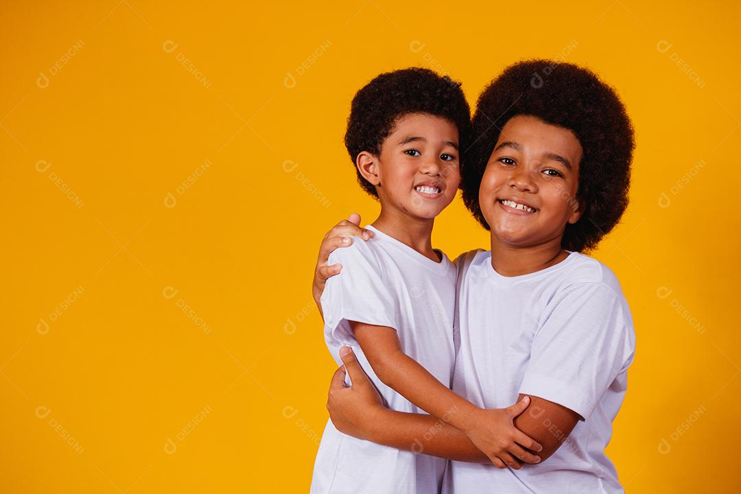 irmãos afro em fundo amarelo. dia do irmão