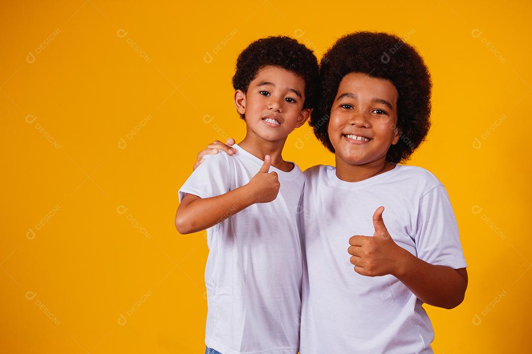 irmãos afro em fundo amarelo. dia do irmão