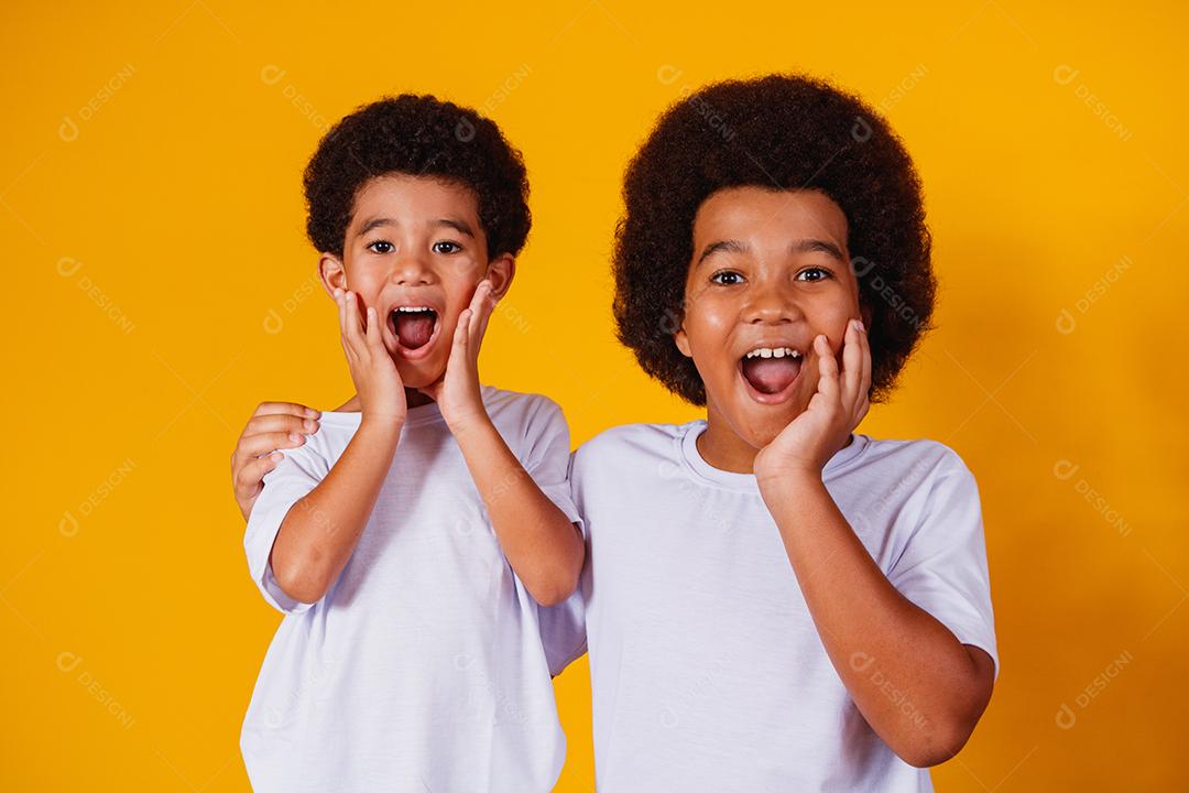 irmãos afro em fundo amarelo. dia do irmão