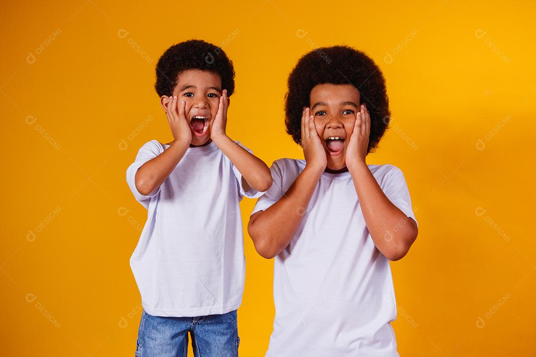 irmãos afro em fundo amarelo. dia do irmão