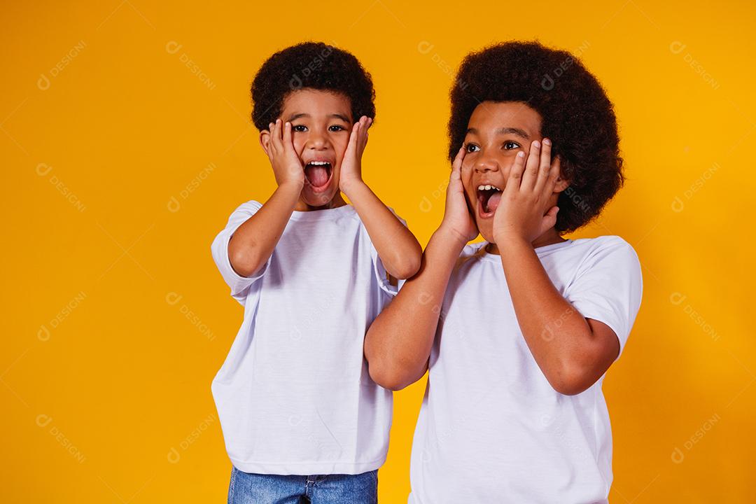 irmãos afro em fundo amarelo. dia do irmão