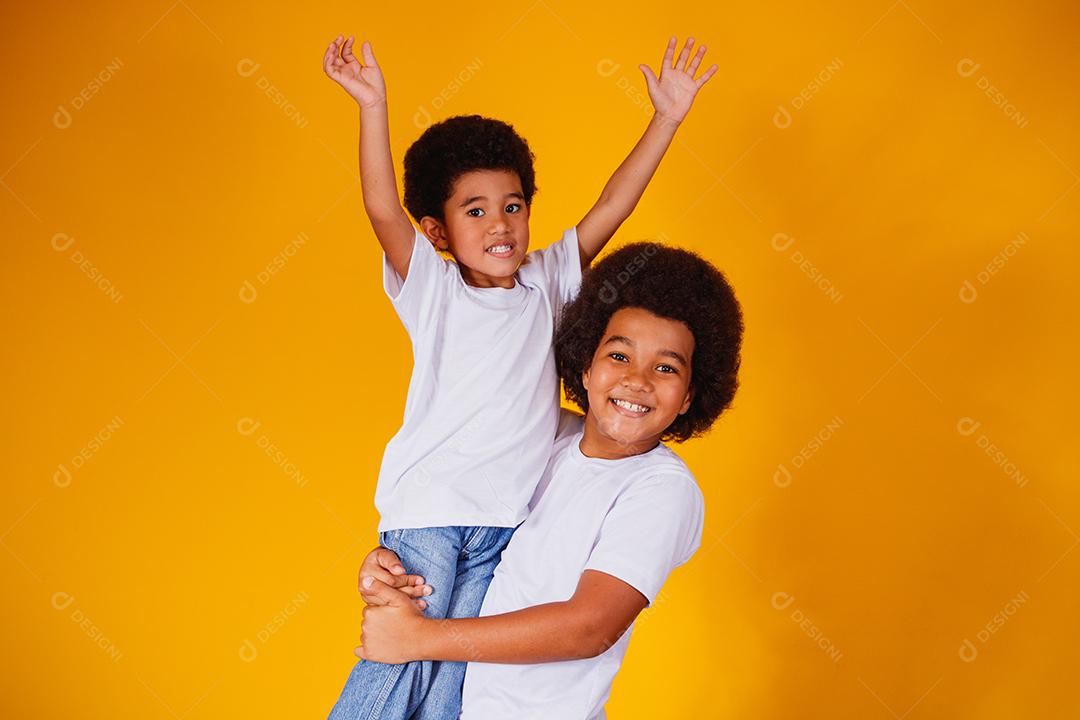 irmãos afro em fundo amarelo. dia do irmão