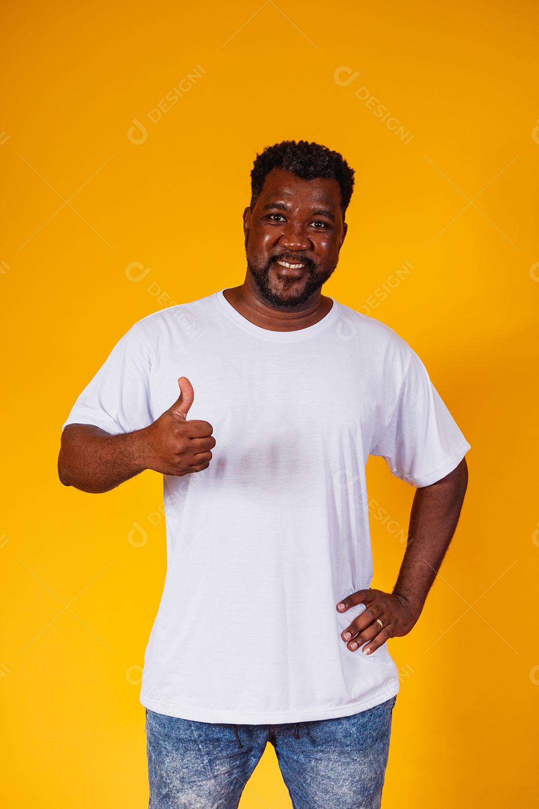 homem negro com o polegar para cima