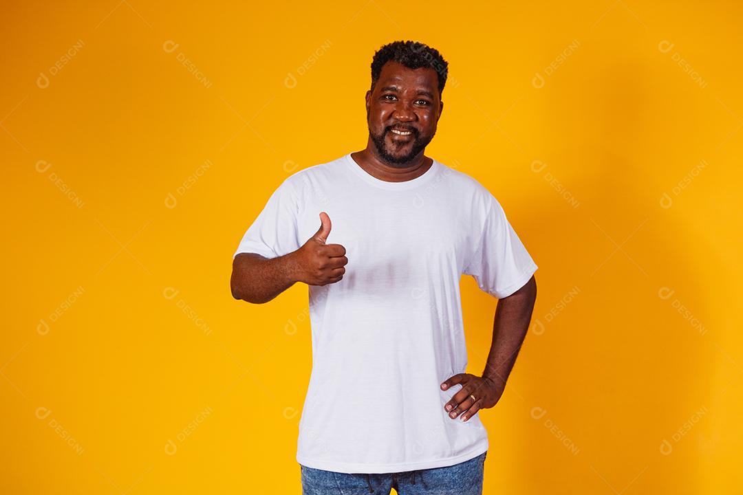 homem negro com o polegar para cima