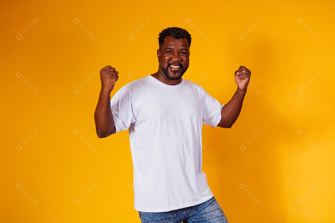 Afro homem polegar para cima em fundo amarelo. Sim!. Homem afro comemorando a vitória