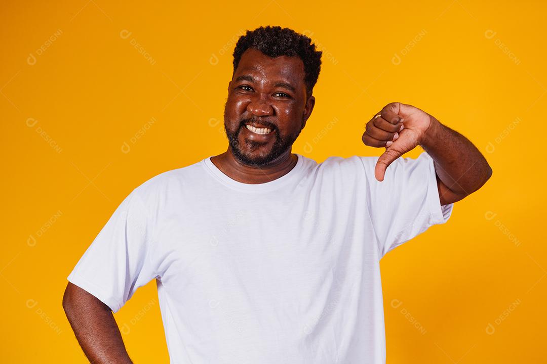 homem negro com o polegar para baixo fazendo sinal negativo.
