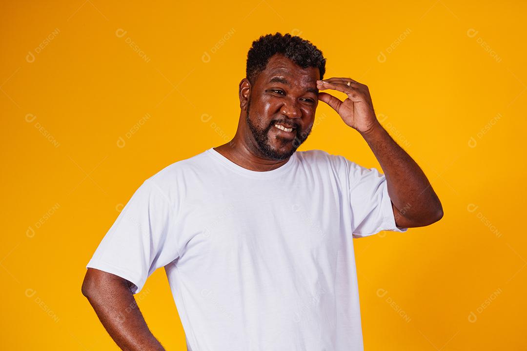 homem afro esquecido e confuso em fundo amarelo