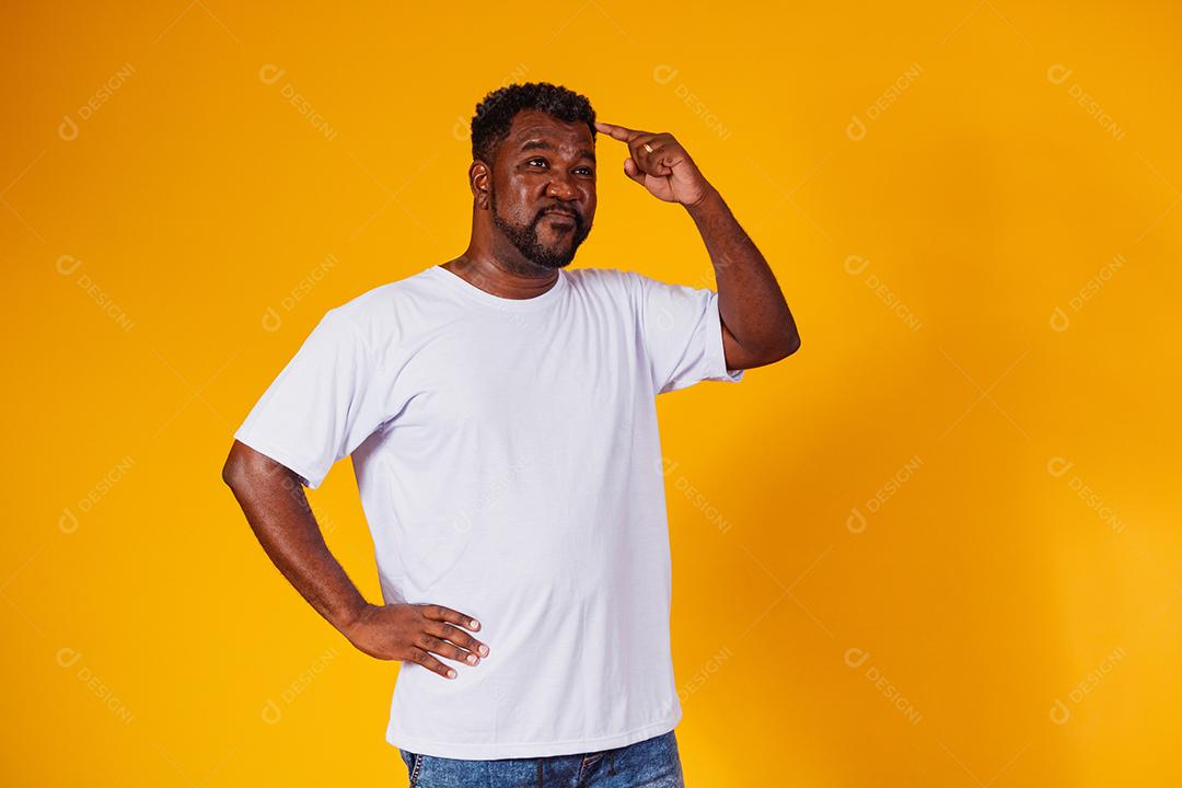 homem afro esquecido e confuso em fundo amarelo