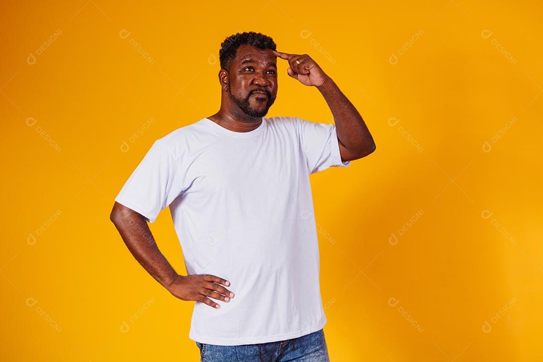 homem afro esquecido e confuso em fundo amarelo