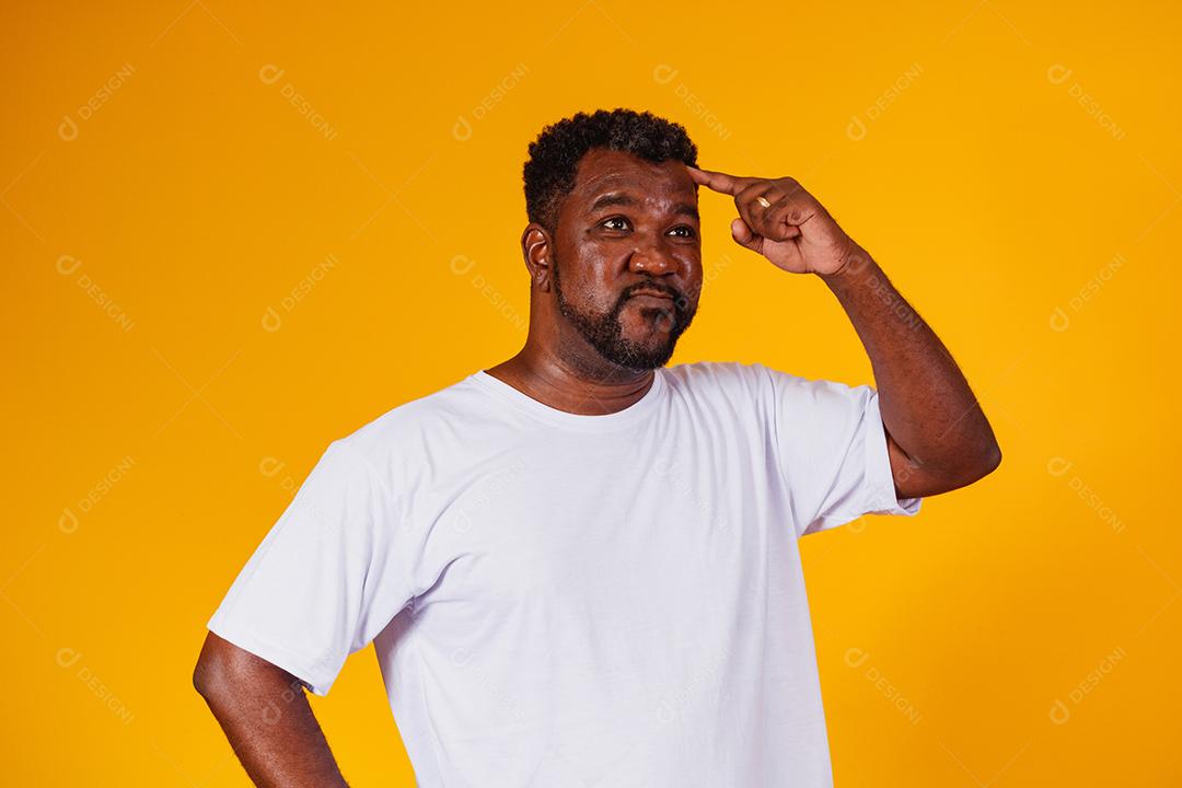 homem afro esquecido e confuso em fundo amarelo
