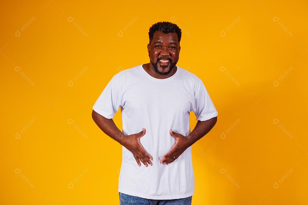 homem negro com dor de estômago