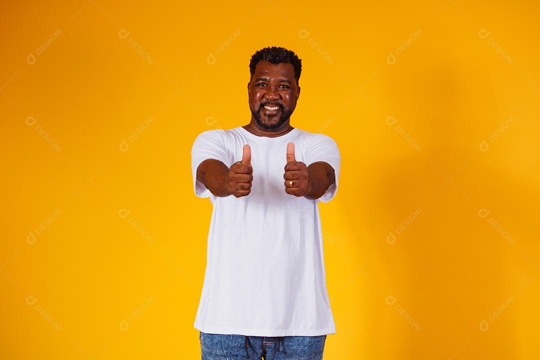 homem negro com o polegar para cima