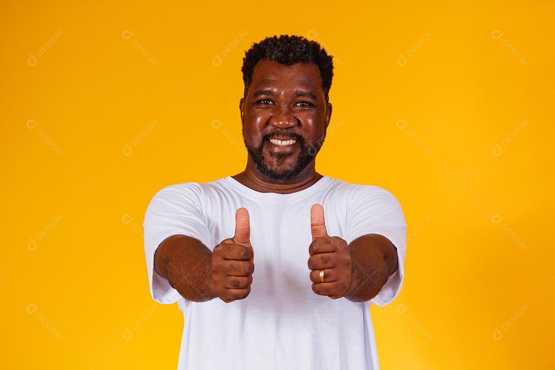 homem negro com o polegar para cima