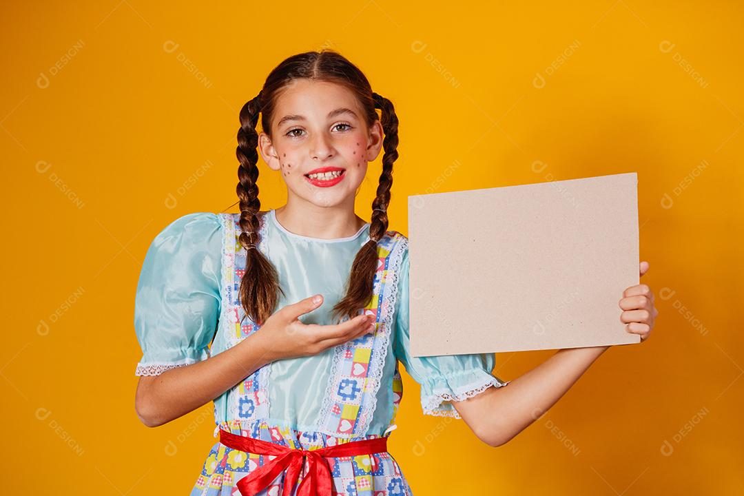 Criança com roupas típicas da famosa festa brasileira chamada Festa junina